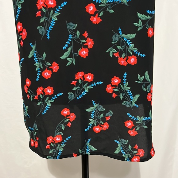 VINCE CAMUTO Size Medium Black with Red Floral High/Low Sleeveless Tank Blouse - Picture 13 of 15